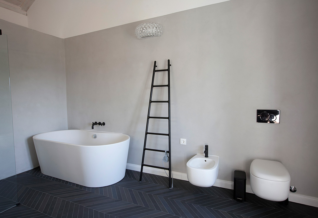 Mikrocement na zidu u kupaonici, Krk