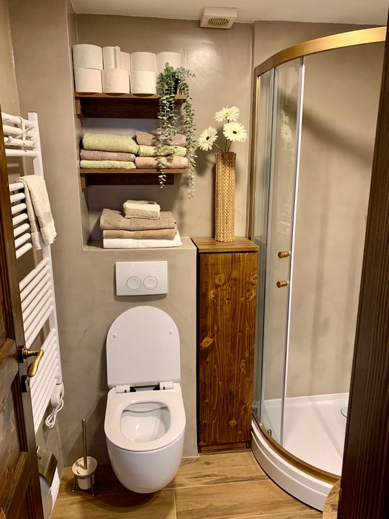 Omisalj kupaona mikrocement NCS S 2005-Y60R Classic Satinato