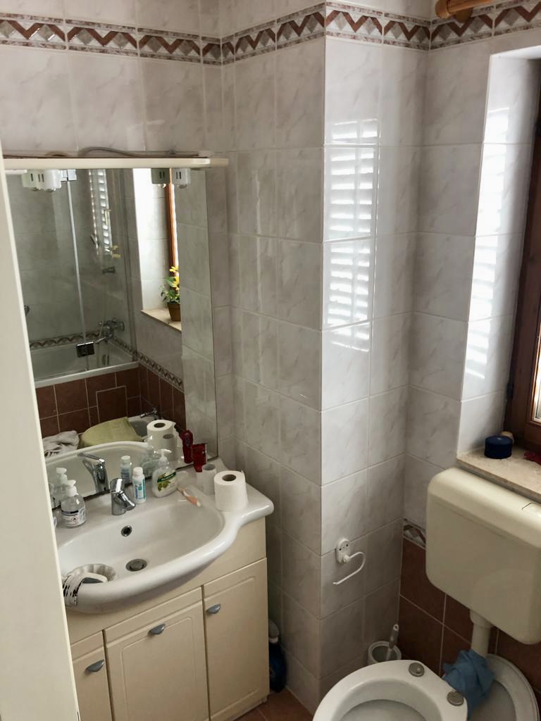 Kupaonica prije nanošenja mikrocementa 2 Kupaonica prije preuređenja