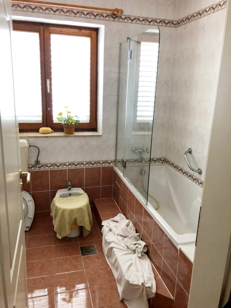 Kupaonica prije nanošenja mikrocementa 2 Kupaonica prije preuređenja