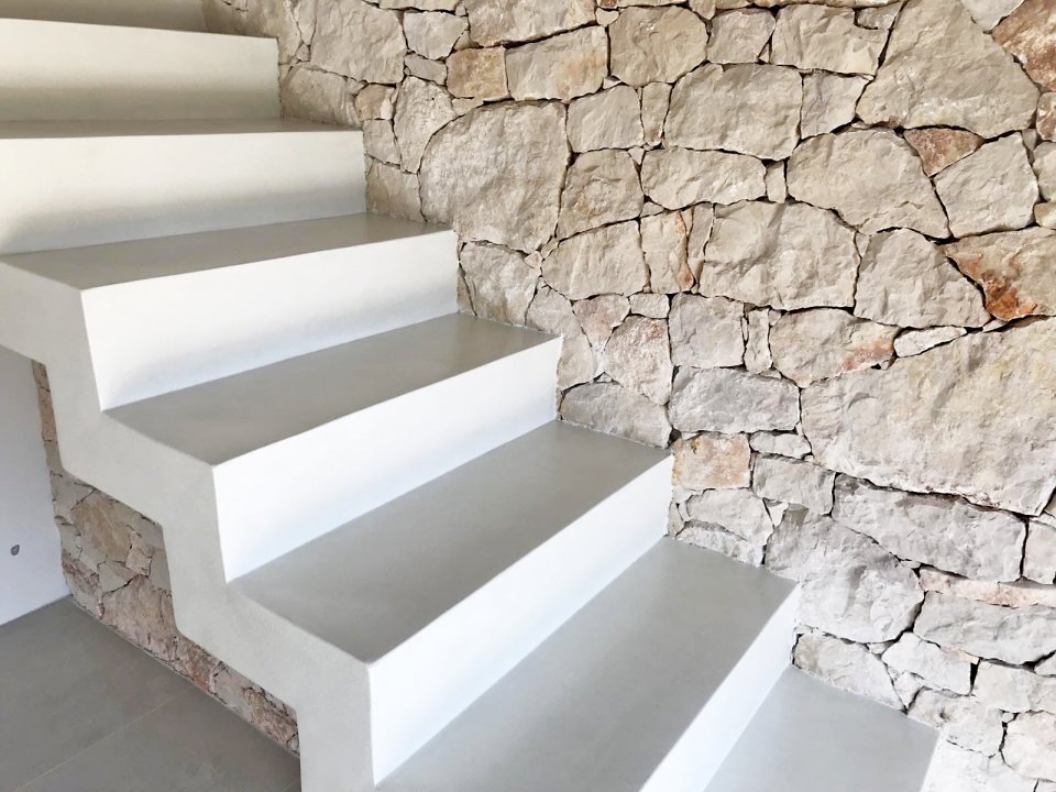 Silba stepenice mikrocement Rustic Blanco Roto Efekt Cement design