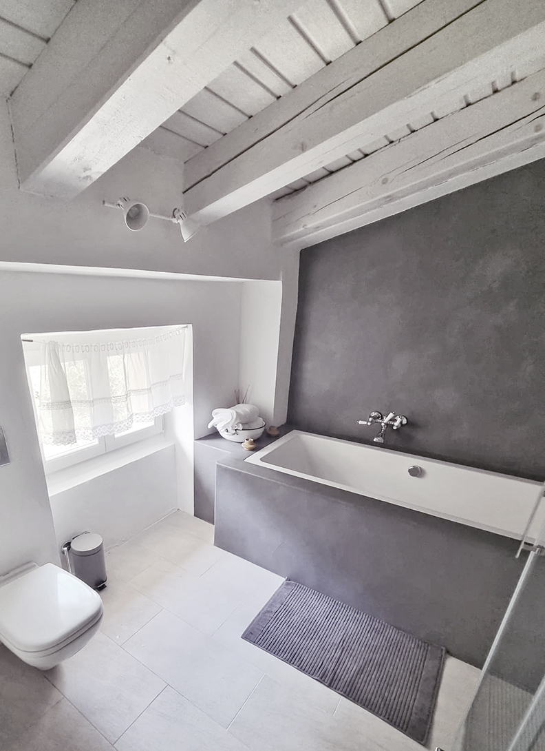 Negro Dulce Rustic Mat i Blanco Dulce Concrete na zidu