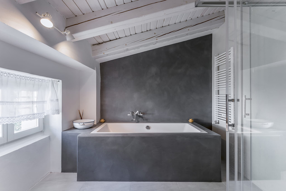 Negro Dulce Rustic Mat i Blanco Dulce Concrete na zidu