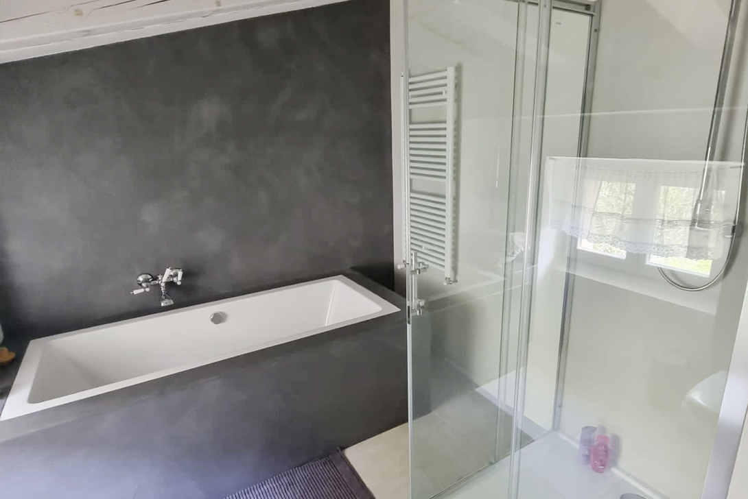 Negro Dulce Rustic Mat i Blanco Dulce Concrete na zidu