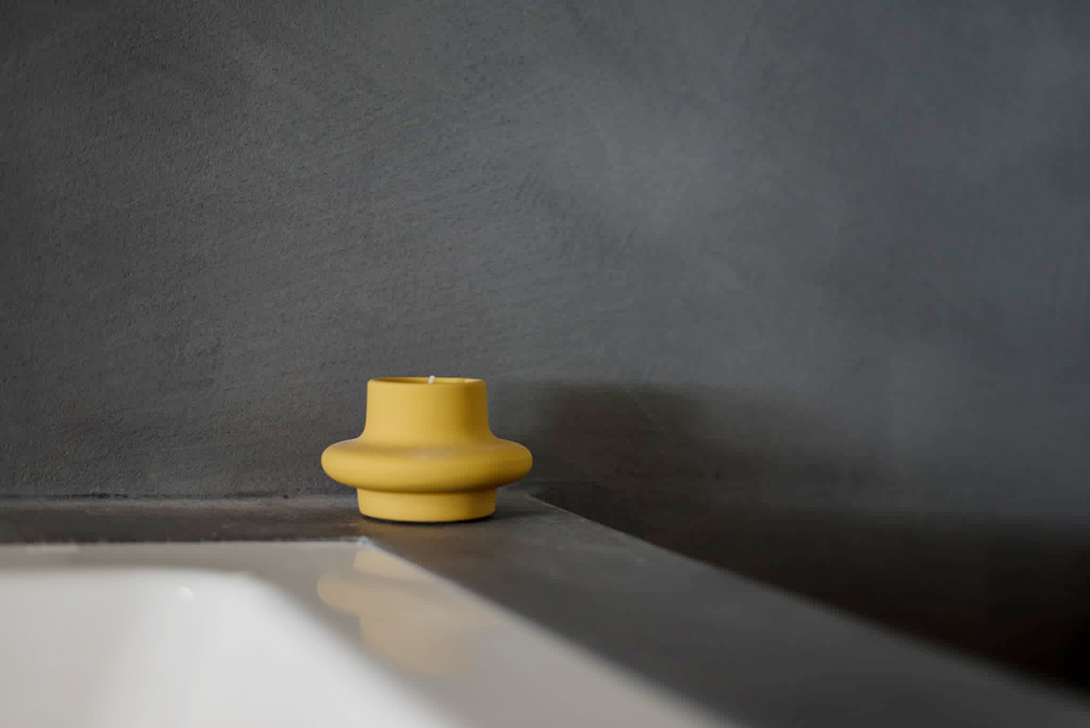 Negro Dulce Rustic Mat i Blanco Dulce Concrete na zidu